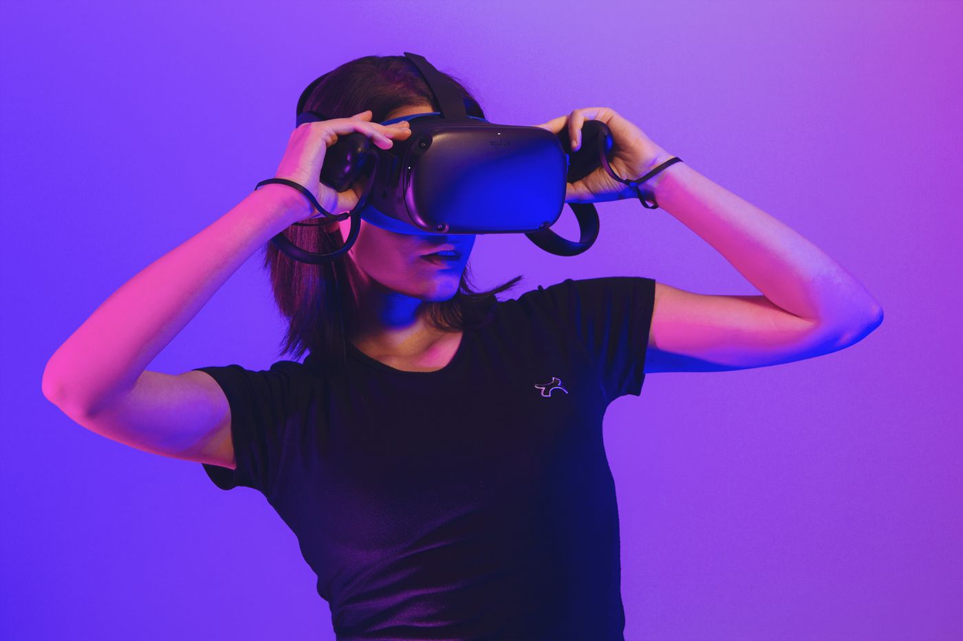 Mulher usando o headset Meta Quest em uma experiência de realidade virtual